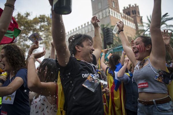 Mít tinh gần tòa nhà Quốc hội Catalonia ủng hộ tuyên bố độc lập. - Sputnik Việt Nam