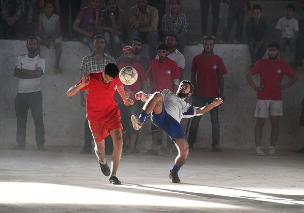 Trận đấu bóng giữa đội tuyển nhân viên Hội Chữ thập đỏ, Hội Trăng lưỡi liềm đỏ và sinh viên tại thành phố Deir ez Zor, Syria. - Sputnik Việt Nam