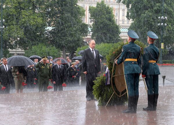Moskva, ngày 22 tháng 6. Tổng thống Nga Vladimir Putin, Thủ tướng Dmitry Medvedev và Bộ trưởng Quốc phòng Sergei Shoigu đặt vòng hoa trước Mộ người lính vô danh. - Sputnik Việt Nam