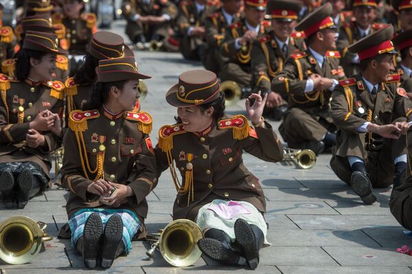 Bình Nhưỡng. Các quân nhân trong diễu hành kỷ niệm 105 năm ngày sinh của Kim Il Sung. - Sputnik Việt Nam