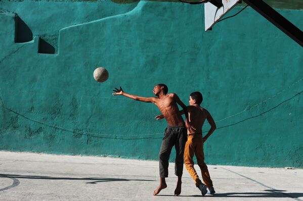 Cuba. Các bé trai chơi bóng rổ trong khu phố cổ Havana. - Sputnik Việt Nam