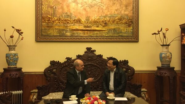 Đại sứ CHXHCN Việt Nam tại Liên Bang Nga Nguyễn Thanh Sơn trả lời phỏng vấn của phóng viên Alexei Syunnerberg - Sputnik Việt Nam