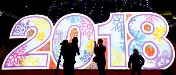 Biểu tượng Năm mới 2018 ở trung tâm Minsk, Belarus - Sputnik Việt Nam