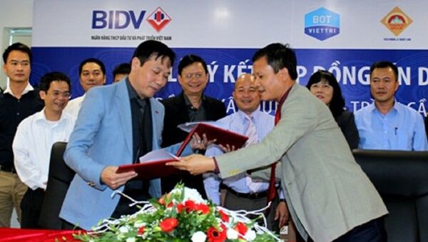 Đại diện ngân hàng BIDV và Công ty CP BOT cầu Việt Trì ký kết khoản tín dụng hơn 1.350 tỷ đồng cho dự án - Sputnik Việt Nam