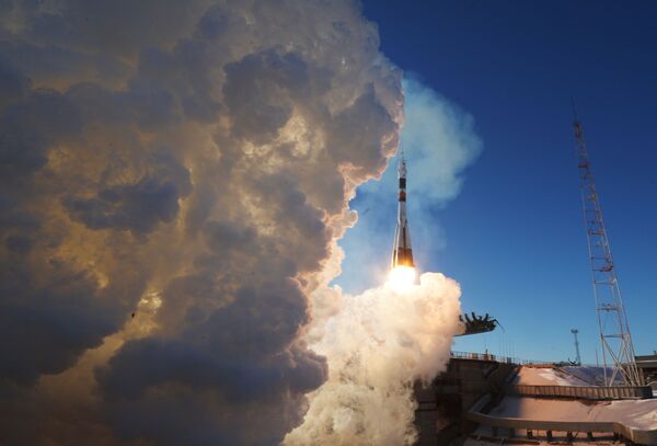 Khởi động tên lửa đẩy Soyuz-FG với tàu vũ trụ có người lái Soyuz MS-07  từ sân bay vũ trụ Baikonur. - Sputnik Việt Nam