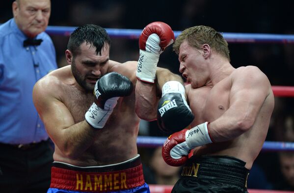 Trận đấu quyền anh hạng siêu nặng giữa  võ sĩ  Christian Hammer (Romania) và Alexander Povetkin (Nga). - Sputnik Việt Nam