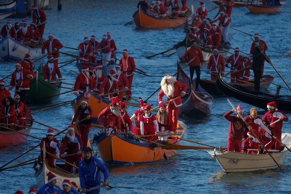Mọi người mặc trang phục của ông già Noel trong kỳ nghỉ Giáng sinh ở Venice. - Sputnik Việt Nam