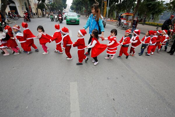 Những Ông già Noel nhí đang băng qua phố ở Hà Nội, Việt Nam - Sputnik Việt Nam