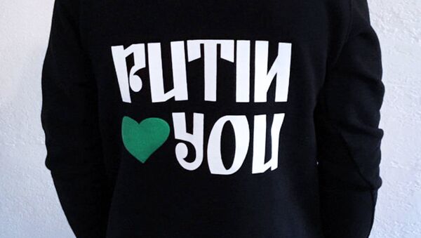 Chuyên gia thiết kế người Mỹ Blake Patterson đã tung ra bộ sưu tập quần áo Giáng sinh với phương châm “Putin yêu bạn” - Sputnik Việt Nam