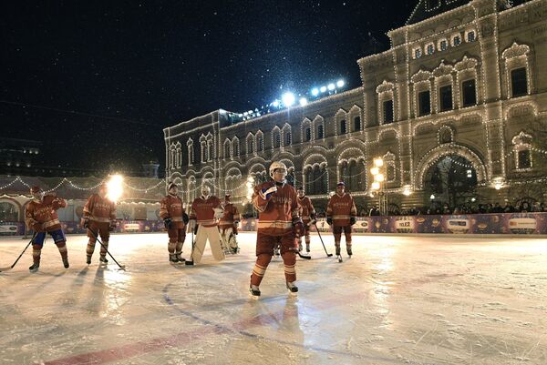 Tổng thống Nga Vladimir Putin tham gia trận đấu hockey ban đêm trên Quảng trường Đỏ Tổng thống Nga Vladimir Putin tham gia trận đấu hockey ban đêm trên Quảng trường Đỏ - Sputnik Việt Nam