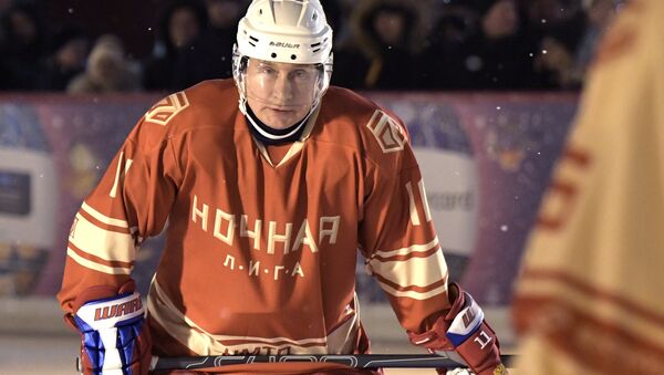 Tổng thống Nga Vladimir Putin tham gia trận đấu hockey ban đêm trên Quảng trường Đỏ - Sputnik Việt Nam