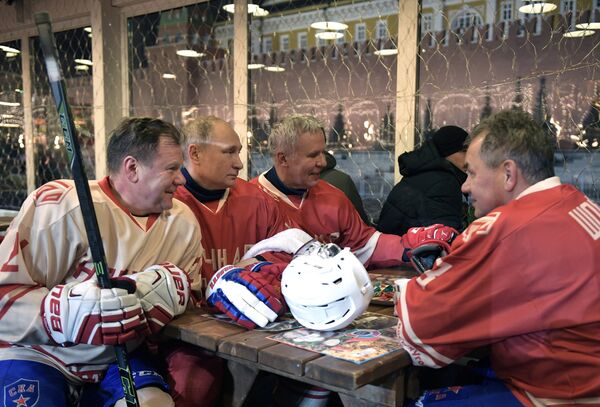 Tổng thống Nga Vladimir Putin, nhạc sĩ Igor Butman (trái), Bộ trưởng Quốc phòng Sergei Shoigu và Phó Chủ tịch thứ nhất UB Duma Quốc gia về Văn hoá-Thể thao-Du lịch và Thanh niên Vyacheslav Fetisov trong trận đấu của Liên đoàn Hockey Ban đêm trên sân băng GUM Tổng thống Nga Vladimir Putin, nhạc sĩ Igor Butman (trái), Bộ trưởng Quốc phòng Sergei Shoigu và Phó Chủ tịch thứ nhất UB Duma Quốc gia về Văn hoá-Thể thao-Du lịch và Thanh niên Vyacheslav Fetisov trong trận đấu của Liên đoàn Hockey Ban đêm trên sân băng GUM - Sputnik Việt Nam