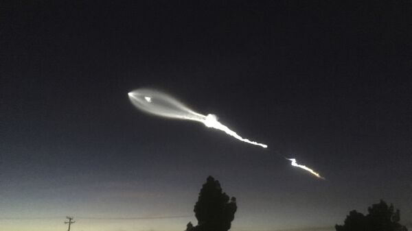 tên lửa SpaceX Falcon 9 được phóng lên - Sputnik Việt Nam