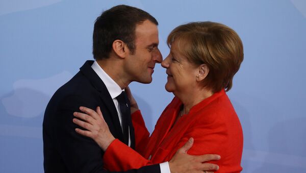 Deutschlands Bundeskanzlerin Angela Merkel und Frankreichs Präsident Emmanuel Macron - Sputnik Việt Nam