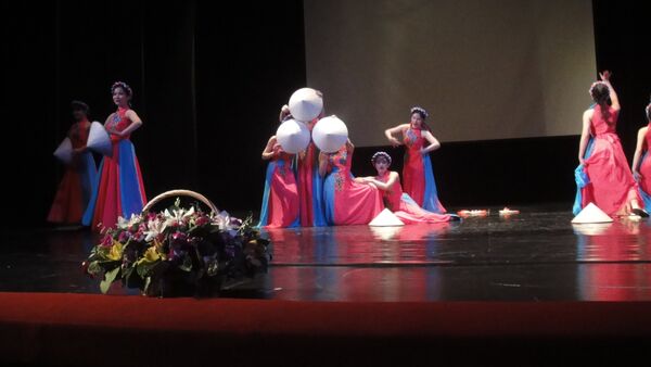 Màn múa “Cò lả” của các sinh viên Học viện tiếng Nga Pushkin - Sputnik Việt Nam