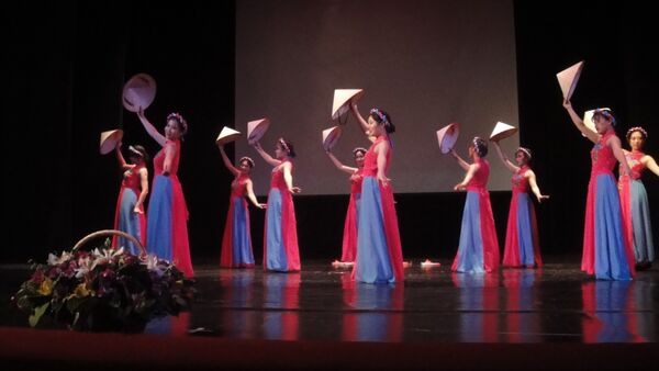Màn múa “Cò lả” của các sinh viên Học viện tiếng Nga Pushkin - Sputnik Việt Nam
