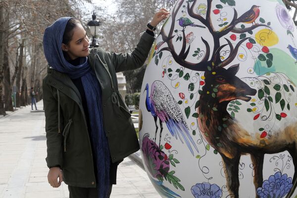 Iran. Cô gái trong công viên trước ngày hội Nauruz - Năm Mới của Iran - Sputnik Việt Nam
