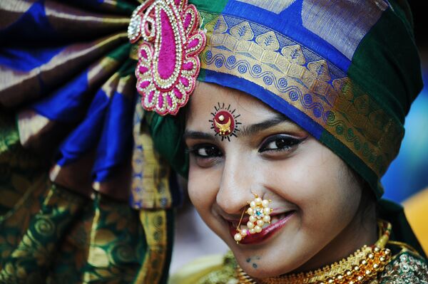 Ấn Độ, bang Maharashtra. Cô gái trong thời gian lễ hội Năm Mới Gudi Padwa - Sputnik Việt Nam
