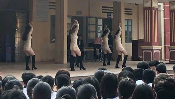 Màn biểu diễn với trang phục, động tác gợi cảm tại trường THPT Bất Bạt (Hà Nội). - Sputnik Việt Nam