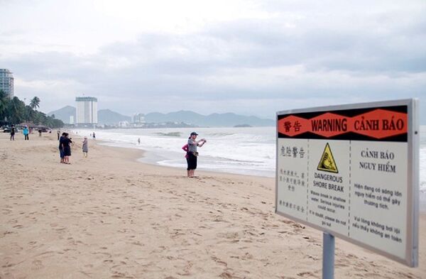 Biển cảnh báo nguy hiểm ở bãi biển Nha Trang Biển cảnh báo nguy hiểm ở bãi biển Nha Trang - Sputnik Việt Nam