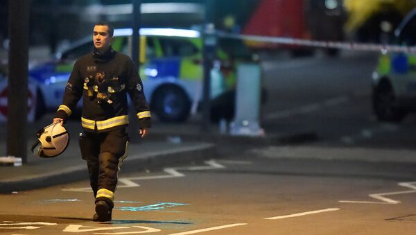Пожарный офицер на месте преступления после атаки на Вестминстерском мосту в Лондоне - Sputnik Việt Nam