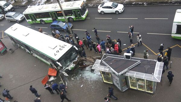 Tại Moskva một chiếc xe buýt đã đâm khách đứng ở bến đợi gần ga tàu điện ngầm - Sputnik Việt Nam