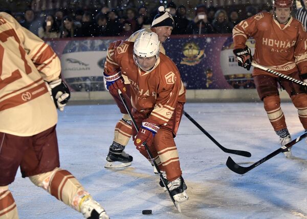 Tổng thống Vladimir Putin tham gia trận đấu giao hữu của Liên đoàn Hockey ban đêm - Sputnik Việt Nam