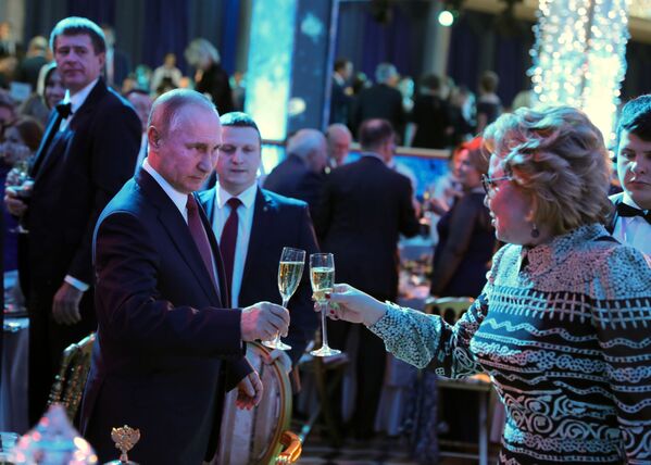 Ông Vladimir Putin và Chủ tịch Hội đồng Liên bang (Thượng viện Quốc hội Nga) Valentina Matvienko tại tiệc mừng Năm mới ở Điện Kremlin - Sputnik Việt Nam