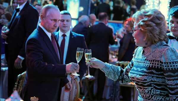 Ông Vladimir Putin và Chủ tịch Hội đồng Liên bang (Thượng viện Quốc hội Nga) Valentina Matvienko tại tiệc mừng Năm mới ở Điện Kremlin - Sputnik Việt Nam