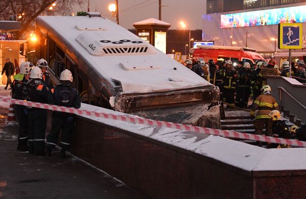 Ngày 25 tháng 12. Matxcơva. Nhân viên của Bộ Tình huống Khẩn cấp Nga chuyển chiếc xe buýt lao xuống đường hành lang ngầm - Sputnik Việt Nam