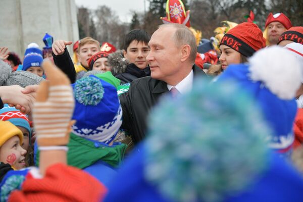 Tổng thống Vladimir Putin có cuộc gặp gỡ với nhiều trẻ em tại khu vực Điện Kremlin - Sputnik Việt Nam