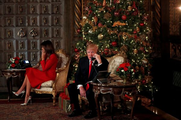 Lời chúc Giáng sinh của Tổng thống Hoa Kỳ và Đệ nhất phu nhân - Donald và Melania Trump. - Sputnik Việt Nam