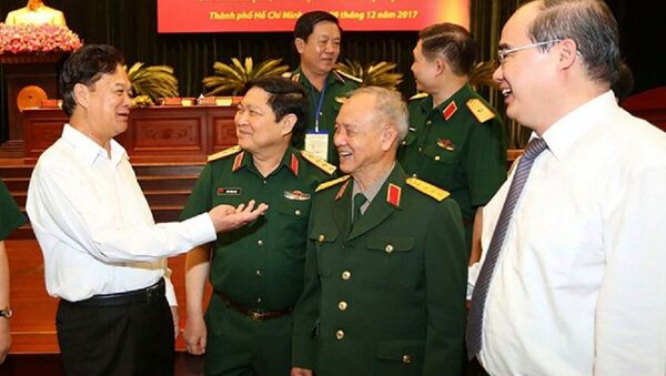 Nguyên Thủ tướng Nguyễn Tấn Dũng (ngoài cùng bên trái) trò chuyện với lãnh đạo Bộ Quốc phòng, lãnh đạo TP.HCM - Sputnik Việt Nam