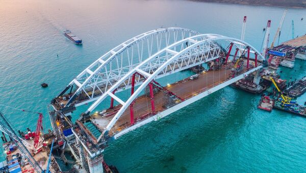 Арки автомобильного и железнодорожного пролетов строящегося Крымского моста над центральным фарватером в Керченском проливе - Sputnik Việt Nam