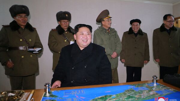 Лидер КНДР Ким Чен Ын во время запуска баллистической ракеты Hwasong-15 - Sputnik Việt Nam