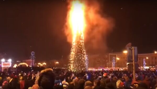 Cây Năm mới chính bị cháy ở Yuzhno-Sakhalinsk - Sputnik Việt Nam