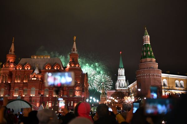 Người dân đón Năm mới ở Moskva - Sputnik Việt Nam