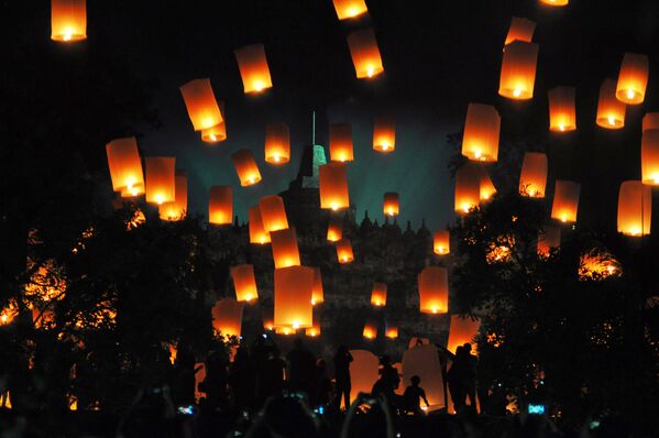 Thả đèn mừng năm mới ở Indonesia - Sputnik Việt Nam