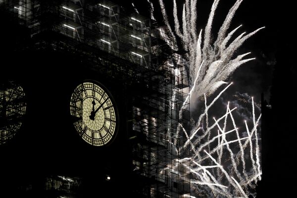 Tháp Big Ben trên nền pháo hoa chào mừng năm mới ở London - Sputnik Việt Nam