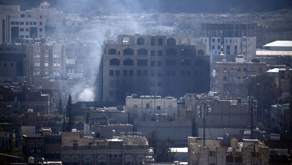 Дым за зданием вследствие столкновений между хуситами и сторонниками бывшего президента Йемена Али Абдаллы Салеха - Sputnik Việt Nam