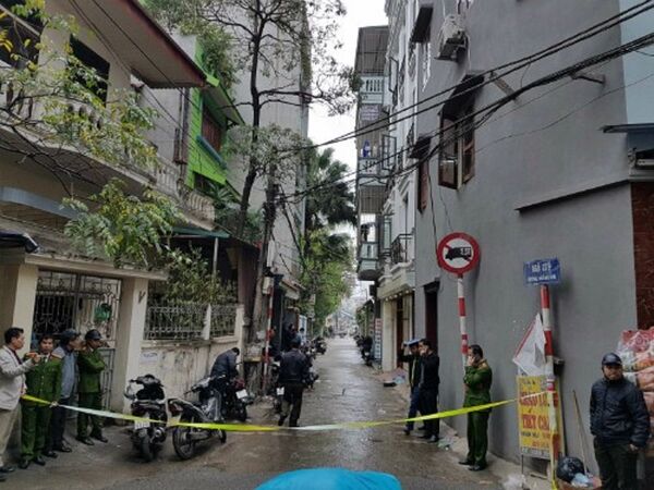 Cảnh sát phong tỏa ngôi nhà ở ngõ 279 phố Hoàng Mai. Cảnh sát phong tỏa ngôi nhà ở ngõ 279 phố Hoàng Mai. - Sputnik Việt Nam
