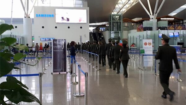 15h30 tại sảnh quốc tế sân bay Nội Bài, nhiều cán bộ an ninh đi vào khu vực xuất nhập cảnh. - Sputnik Việt Nam