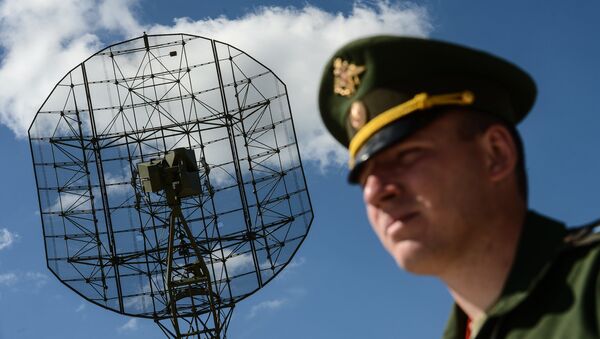 Người lính bên cạnh hệ thống radar di động 39N6 Casta 2-2 tại Diễn đàn quân sự-kỹ thuật quốc tế ARMY-2015 ở ngoại ô Moskva - Sputnik Việt Nam
