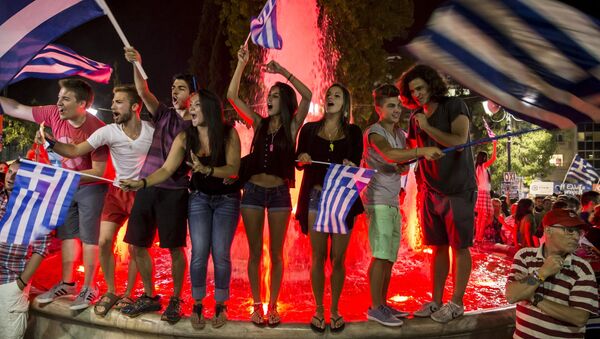 Những người nói không ăn mừng kết quả trưng cầu dân ý ở trung tâm Athens, Hy Lạp - Sputnik Việt Nam