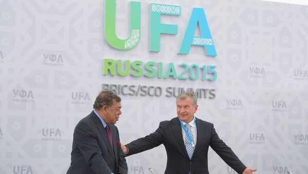 Công ty dầu khí  “Rosneft” đã ký một thỏa thuận về cung cấp dầu cho Ấn Độ bên lề hội nghị thượng đỉnh BRICS ở Ufa - Sputnik Việt Nam