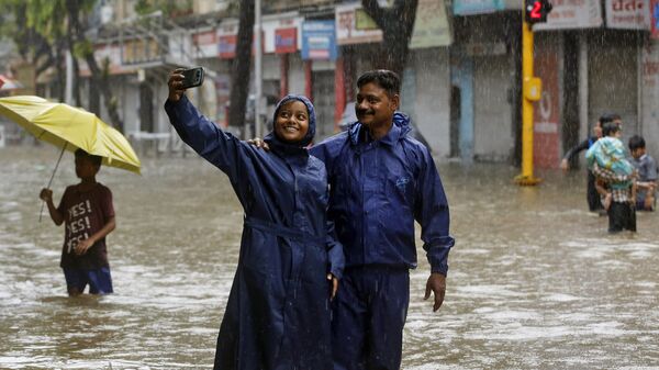 Thậm chí ngay cả mưa cũng không thể ngăn được những người thích selfie. - Sputnik Việt Nam