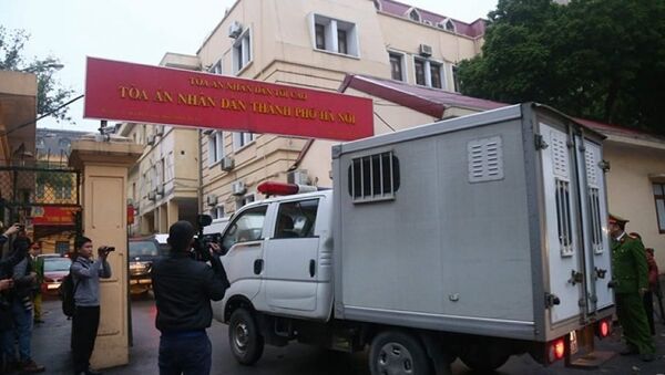 đoàn xe chở bị can đã đến Tòa án Nhân dân TP Hà Nội. - Sputnik Việt Nam