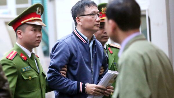 8h22, phiên tòa xử ông Đinh La Thăng và 21 đồng phạm bắt đầu. Bị cáo Trịnh Xuân Thanh xuất hiện tại tòa. - Sputnik Việt Nam