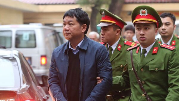 Полицейские сопровождают в зал суда вьетнамского чиновника Динь Ла Тханг - Sputnik Việt Nam