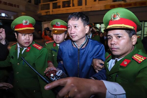 Bị cáo Trịnh Xuân Thanh sau khi kết thúc phiên tòa ngày 8-1 Bị cáo Trịnh Xuân Thanh sau khi kết thúc phiên tòa ngày 8-1 - Sputnik Việt Nam